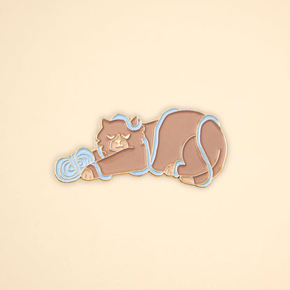 Pin's Chat Pelote Coucou Suzette en émail