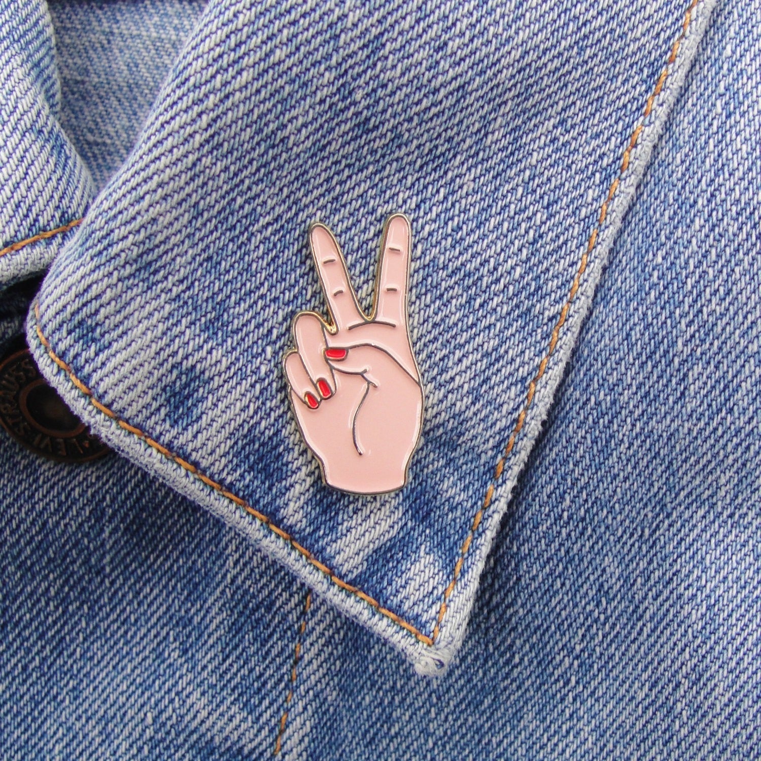 Pin's Peace blanc Coucou Suzette en émail