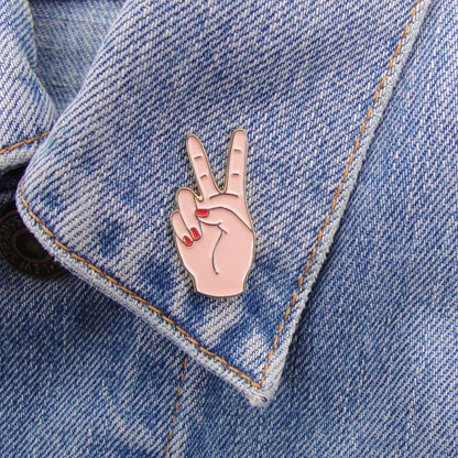 Pin's Peace blanc Coucou Suzette en émail