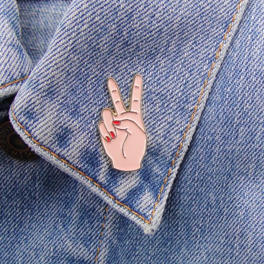 Pin's Peace blanc Coucou Suzette en émail