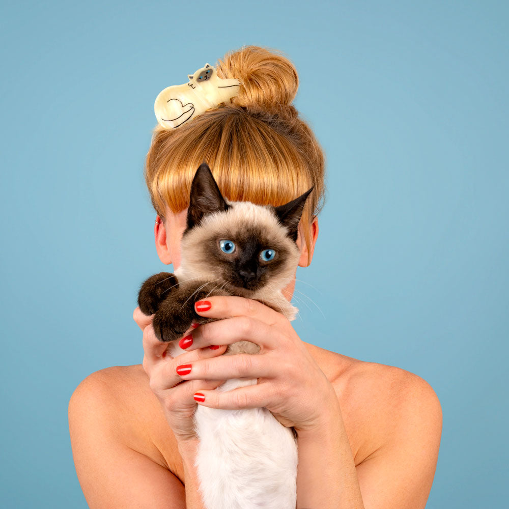 Pince à cheveux Chat siamois Coucou Suzette portée