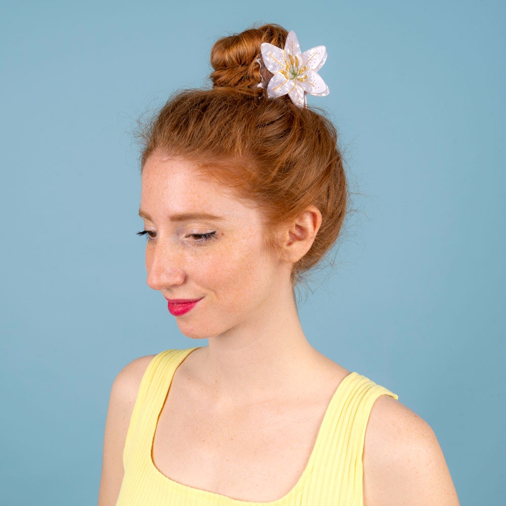 Pince à cheveux Lys Coucou Suzette portée
