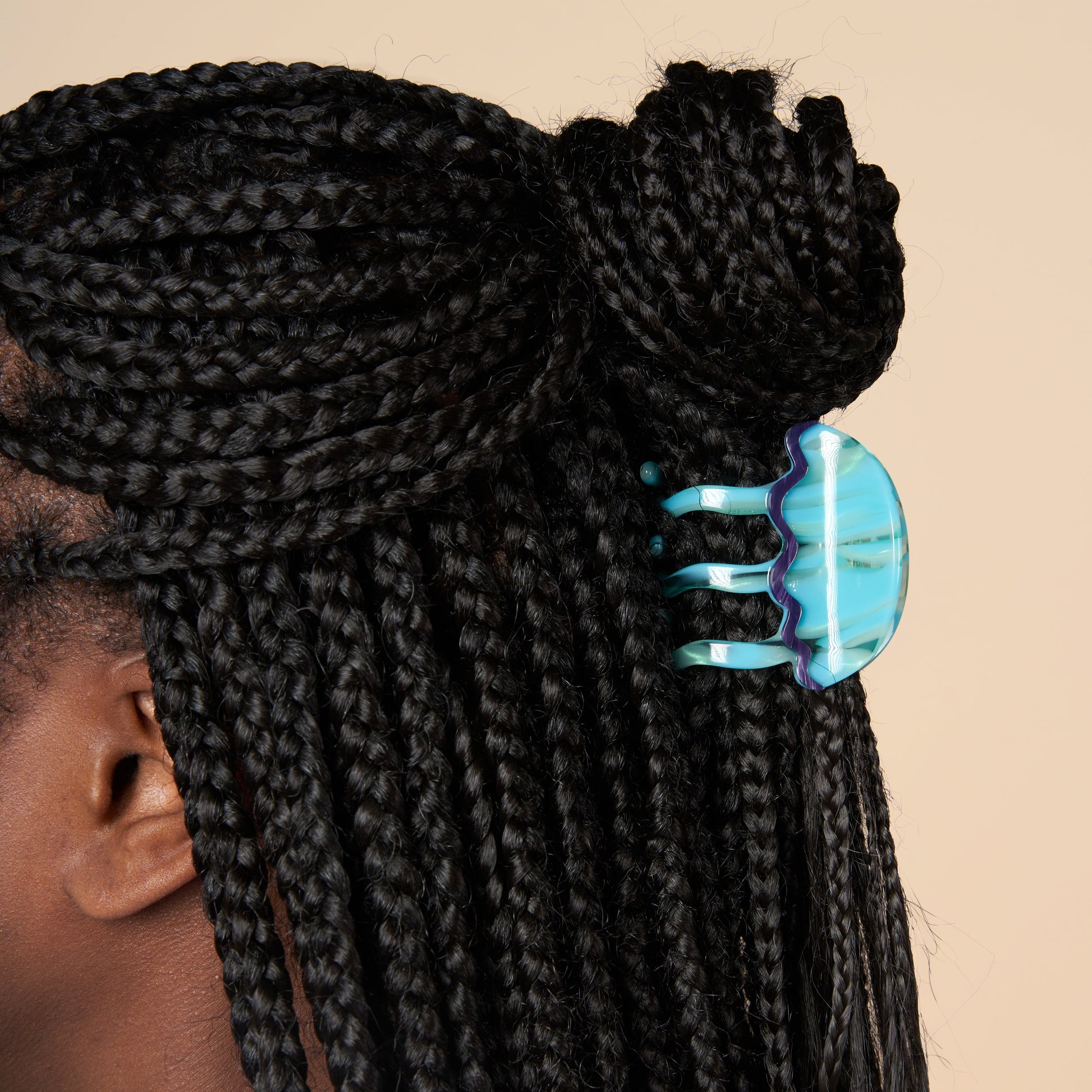 Pince à cheveux Meduse Coucou Suzette portée