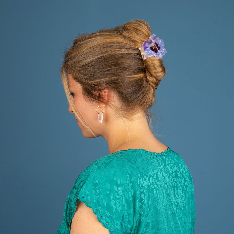 Pince à cheveux Pensée mauve une fleur Coucou Suzette portée