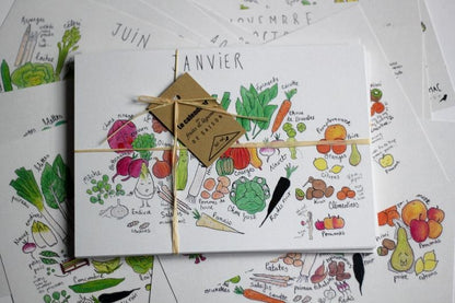 Calendrier Ellimac Pinson emballé devant plusieurs cartes mensuelles illustrées
