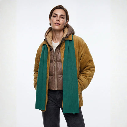 Capuche Fudoon bronze portée sous une veste bicolore
