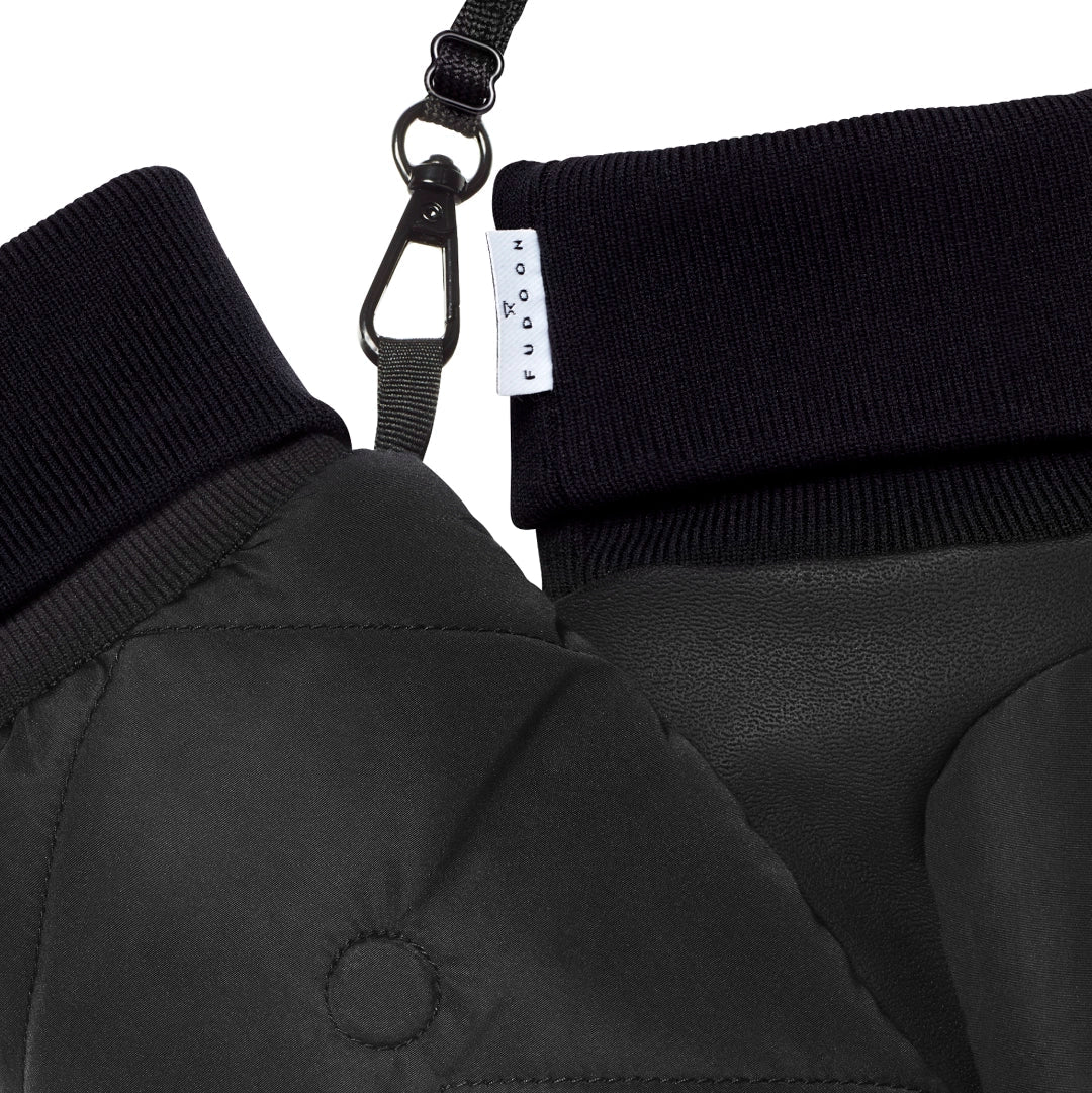 Détail du cordon amovible et du poignet des moufles Fudoon noir mat