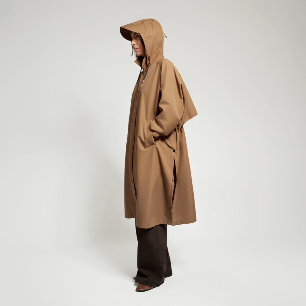 Trench Fudoon moka porté de profil avec sa capuche relevée