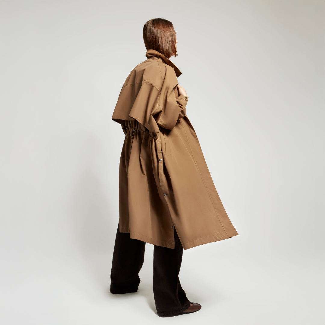 Trench imperméable Fudoon moka porté de trois quarts dos