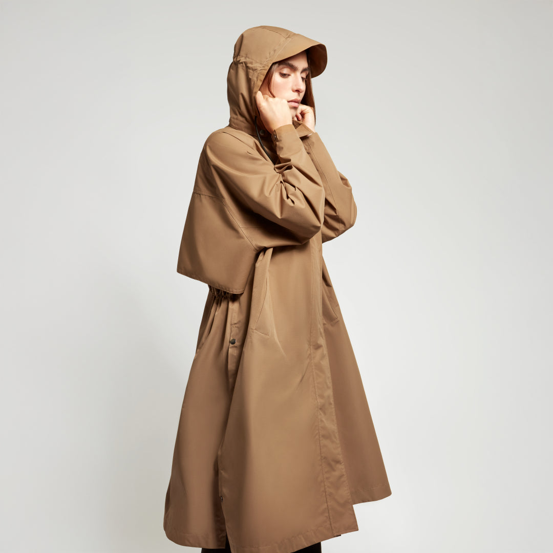 Trench Fudoon moka porté avec sa capuche relevée