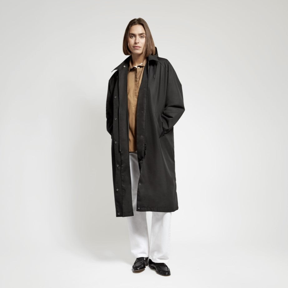 Trench imperméable Fudoon noir porté de face
