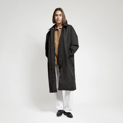Trench imperméable Fudoon noir porté de face