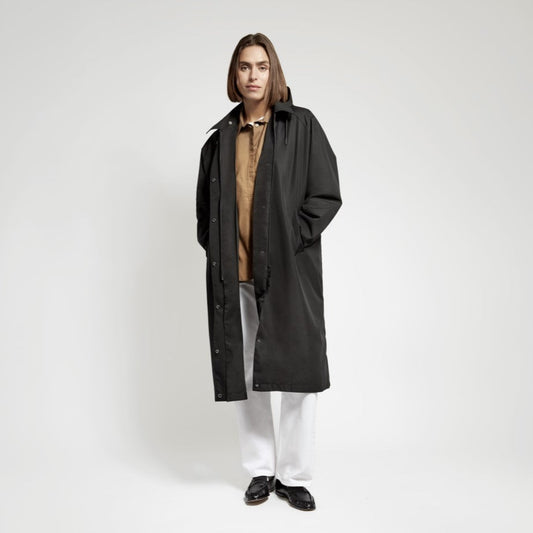 Trench imperméable Fudoon noir porté de face