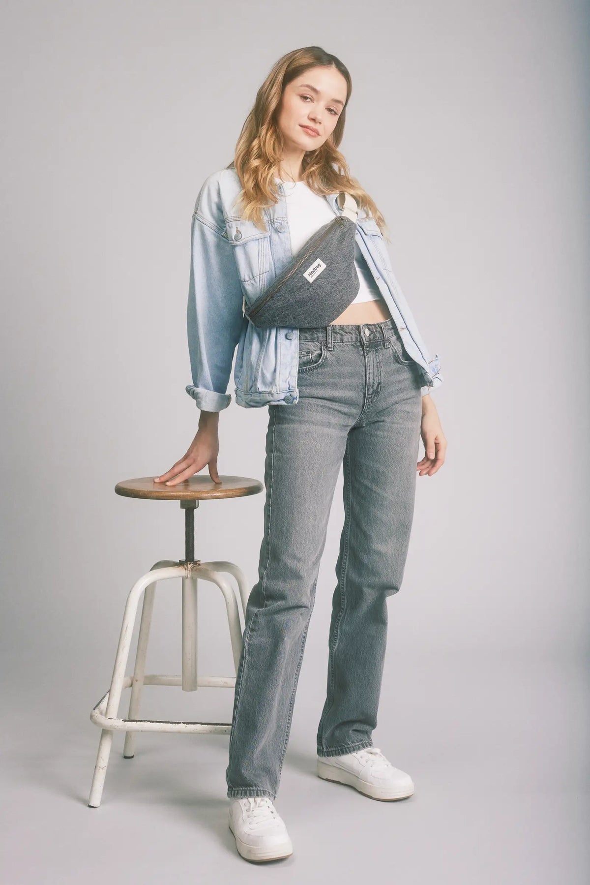 Sac banane Olivia Denim Gris Hindbag portée par une femme