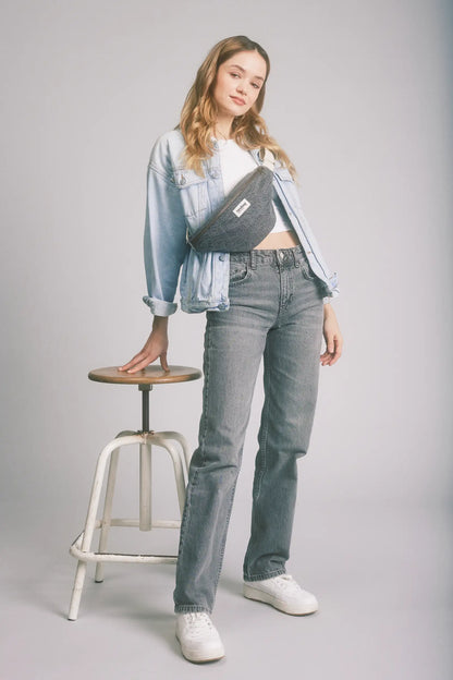 Sac banane Olivia Denim Gris Hindbag portée par une femme