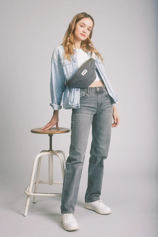 Sac banane Olivia Denim Gris Hindbag portée par une femme