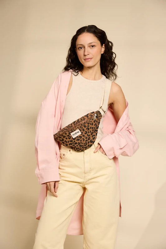 Sac banane Olivia Léopard Cannelle Hindbag portée de face