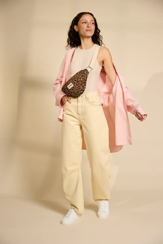 Sac banane Olivia Léopard Cannelle Hindbag portée en marchant