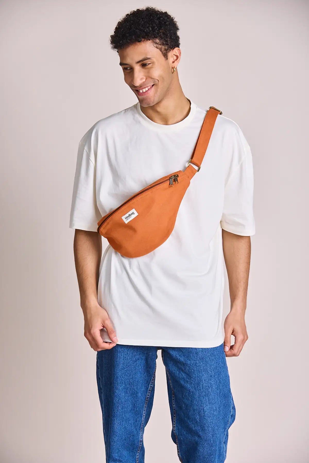 Sac banane Sasha Sienne Hindbag porté en bandoulière