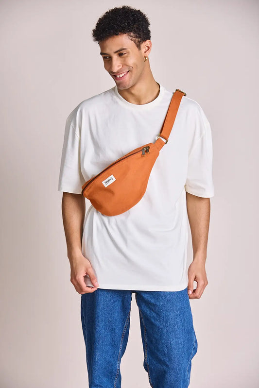 Sac banane Sasha Sienne Hindbag porté en bandoulière