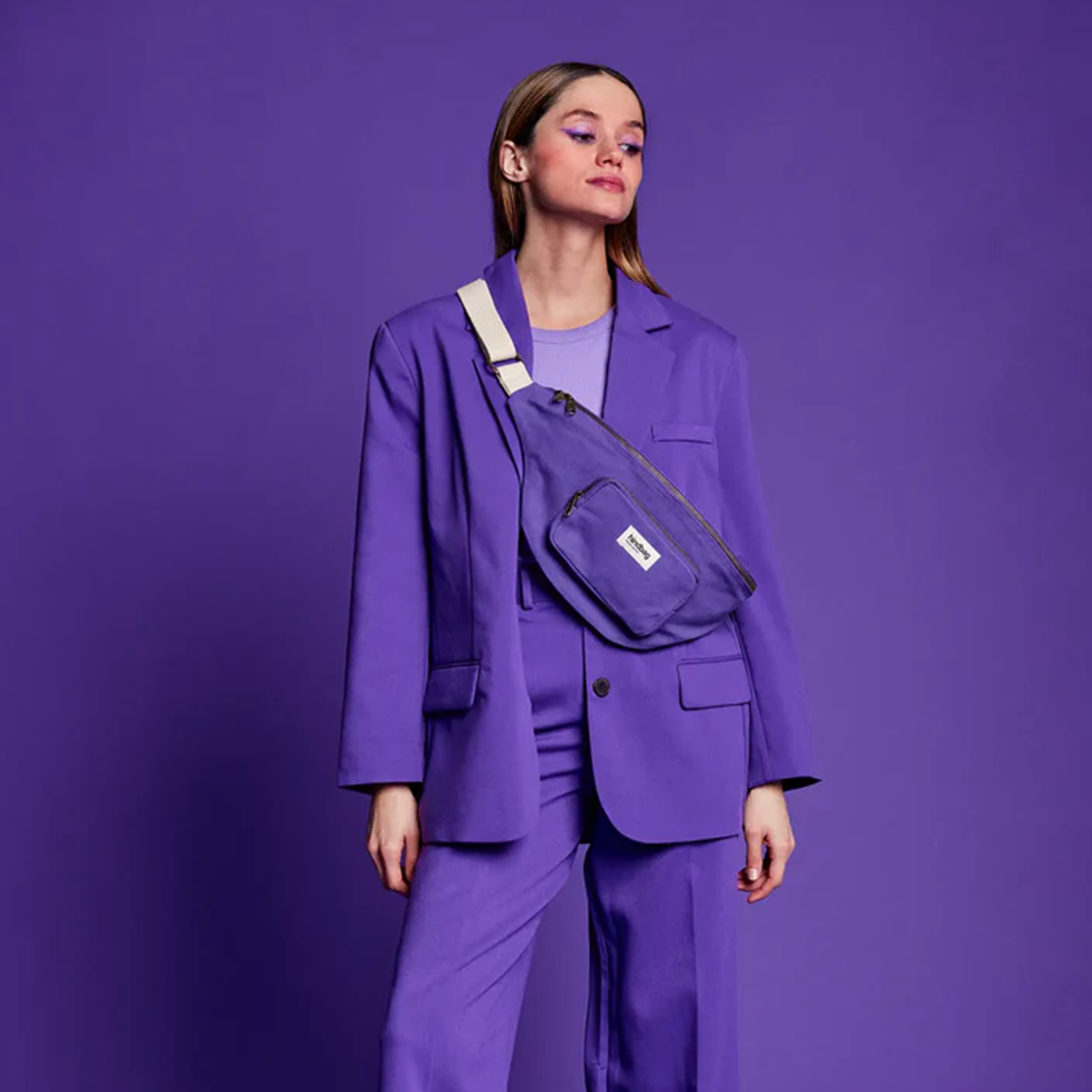 Sac banane Sofia Holi Violet Hindbag porté en bandoulière