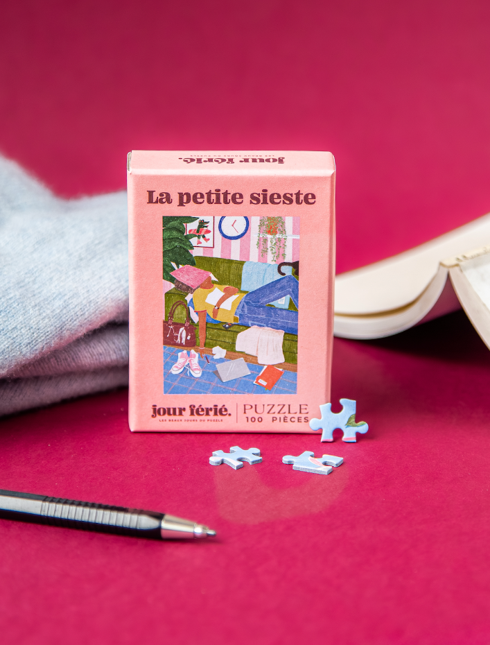 Boîte du mini puzzle La petite sieste Jour Férié sur fond rouge avec un plaid