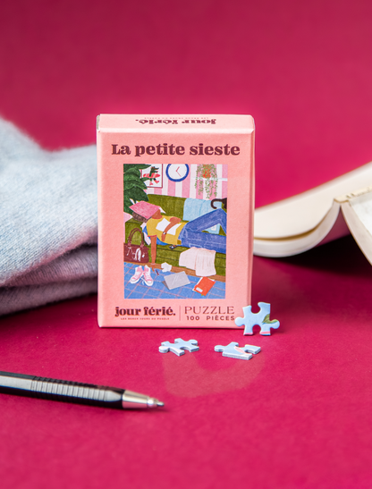 Boîte du mini puzzle La petite sieste Jour Férié sur fond rouge avec un plaid
