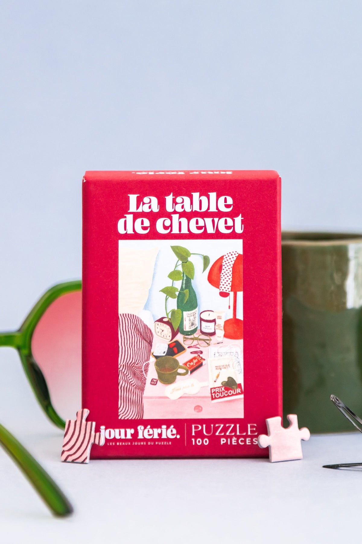 Boîte rouge La table de chevet Jour Férié près d’une tasse et de lunettes