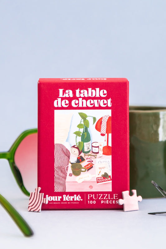 Boîte rouge La table de chevet Jour Férié près d’une tasse et de lunettes
