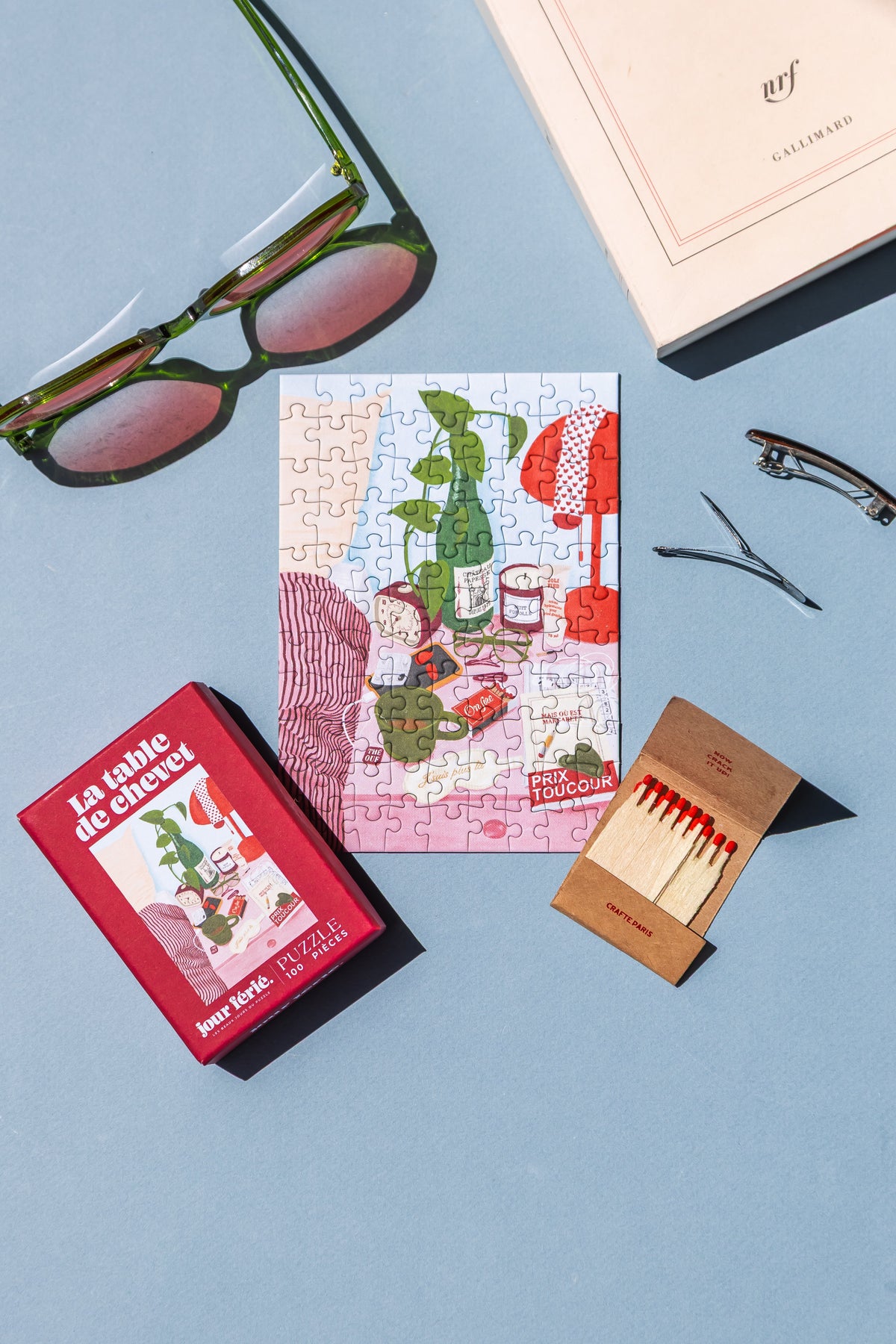 Mini puzzle La table de chevet assemblé, avec sa boîte, des lunettes et un livre