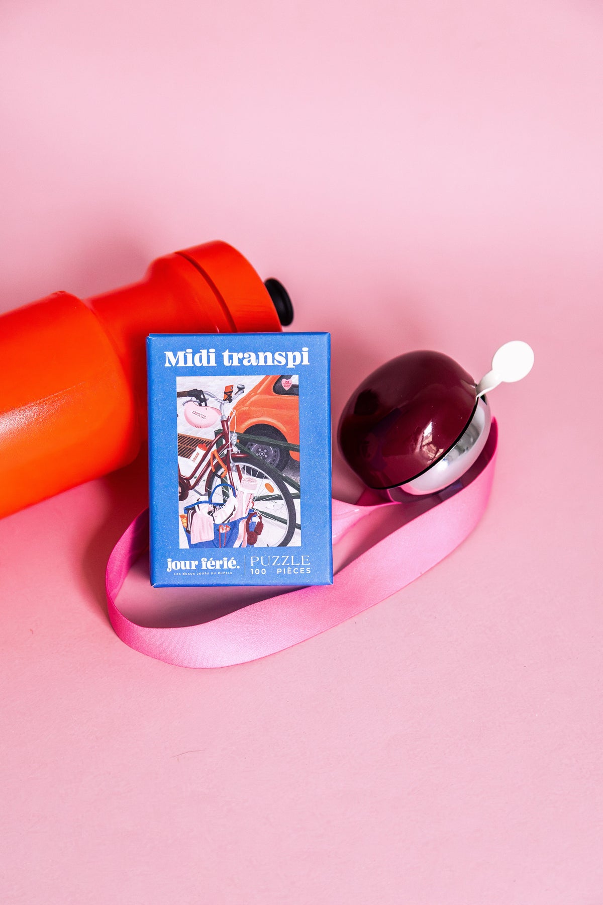 Boîte Midi transpi Jour Férié avec une gourde et des accessoires de sport sur fond rose