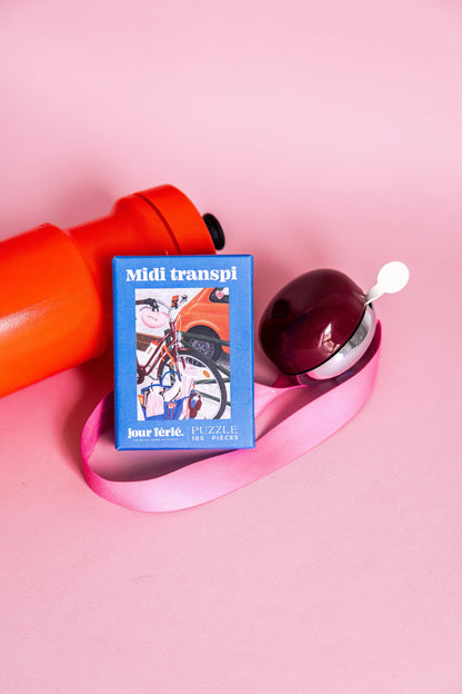 Boîte Midi transpi Jour Férié avec une gourde et des accessoires de sport sur fond rose