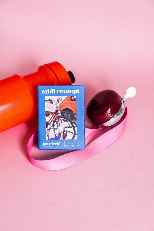 Boîte Midi transpi Jour Férié avec une gourde et des accessoires de sport sur fond rose