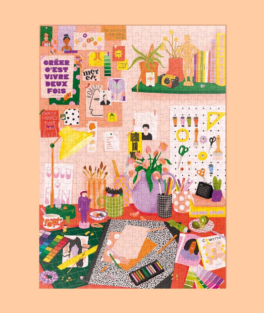Illustration du puzzle Du feutre sur les mains avec crayons, peinture et papiers colorés