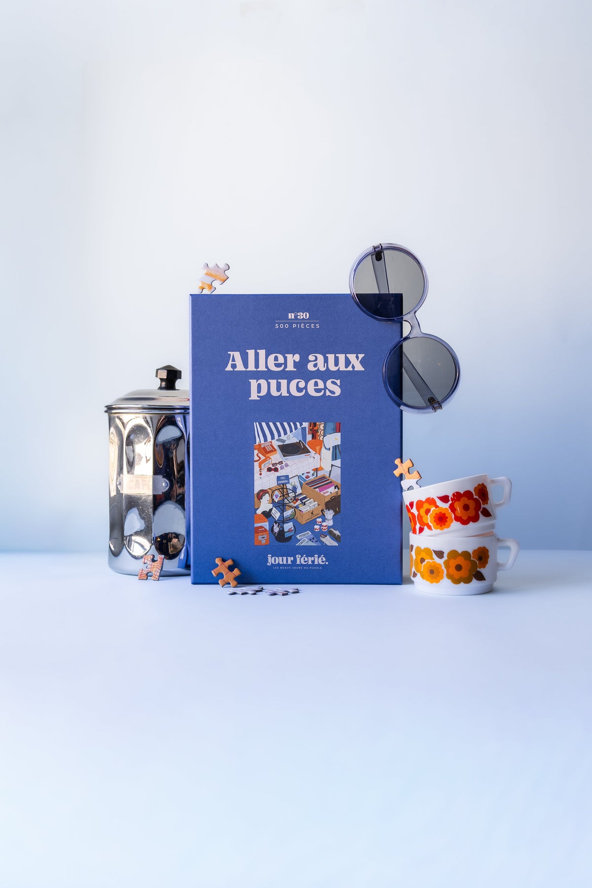 Boîte Aller aux puces Jour Férié mise en scène avec une cafetière et des tasses