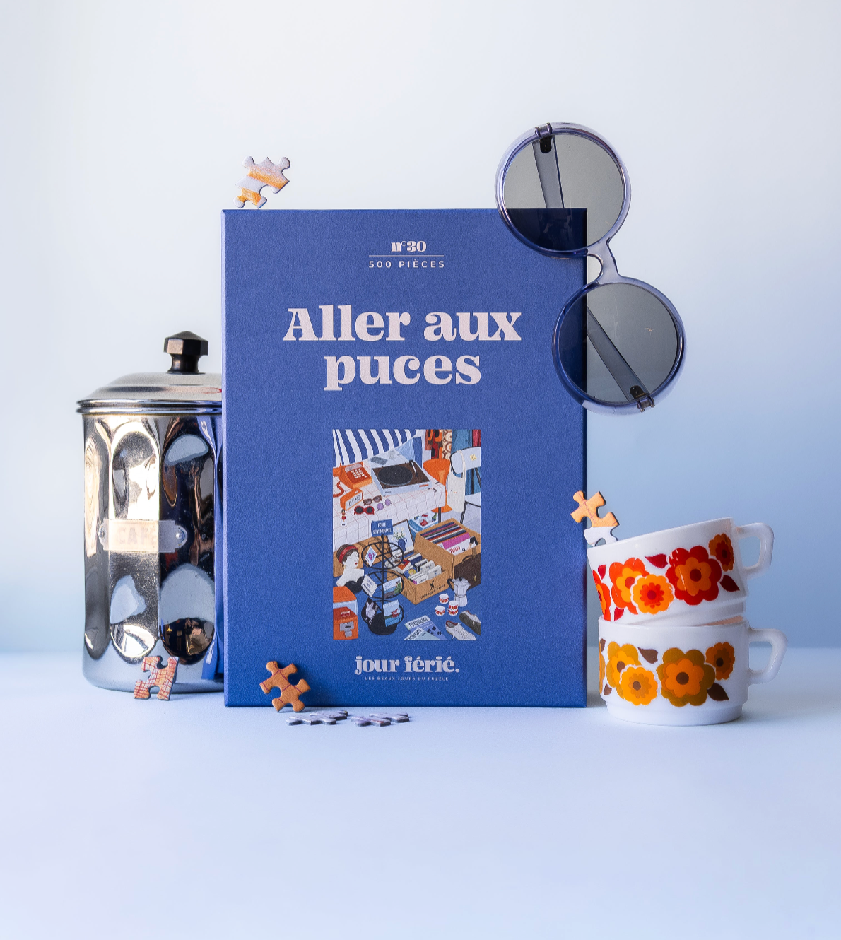 Boîte Aller aux puces Jour Férié avec cafetière, lunettes et tasses fleuries