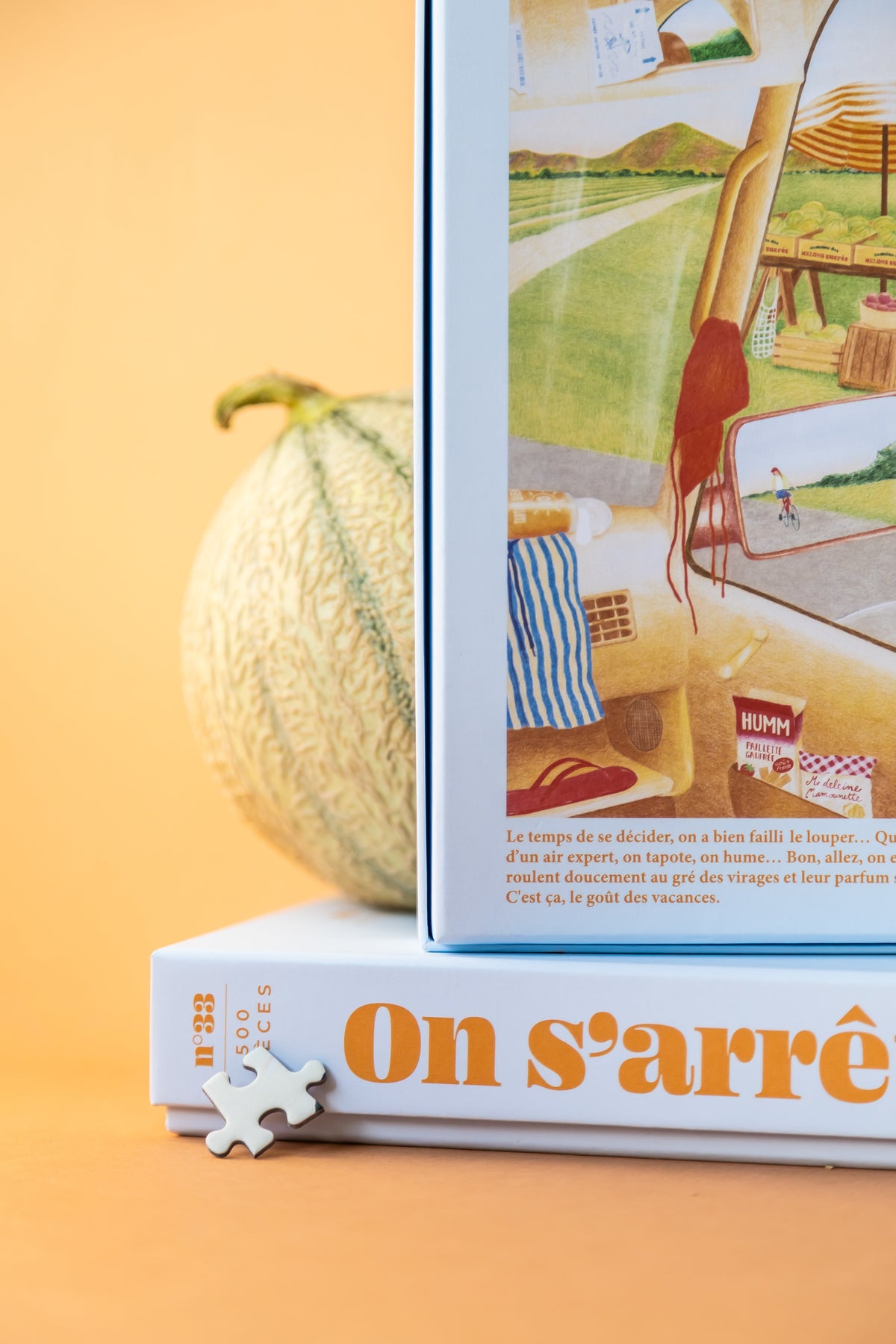 Détail du dos de la boîte On s’arrête ? Jour Férié, illustration et pièces de puzzle