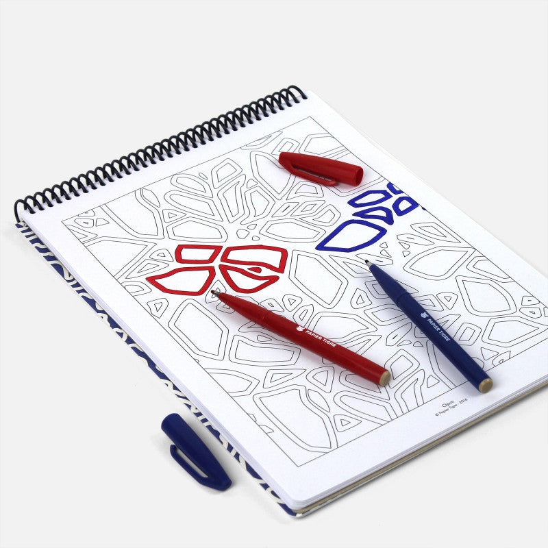 Cahier de coloriages A4 Papier Tigre avec crayons sur un motif en cours