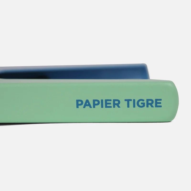 Détail du marquage Papier Tigre sur l’agrafeuse bleu-vert