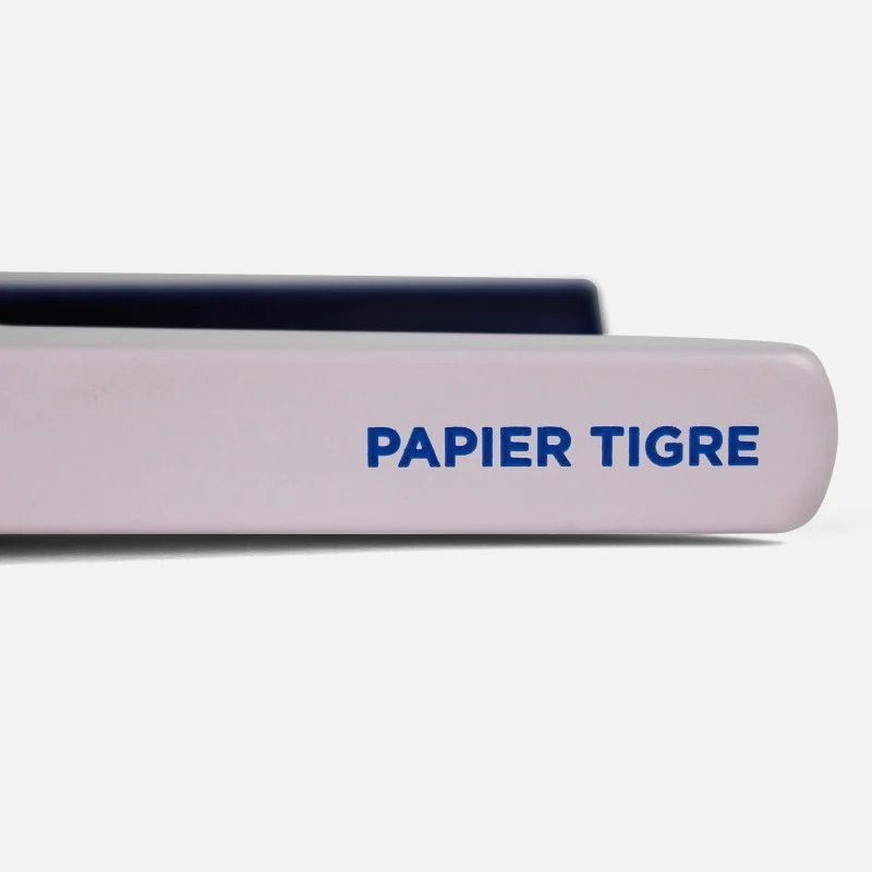 Détail du marquage Papier Tigre sur l’agrafeuse cobalt-rose
