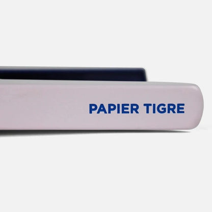 Détail du marquage Papier Tigre sur l’agrafeuse cobalt-rose