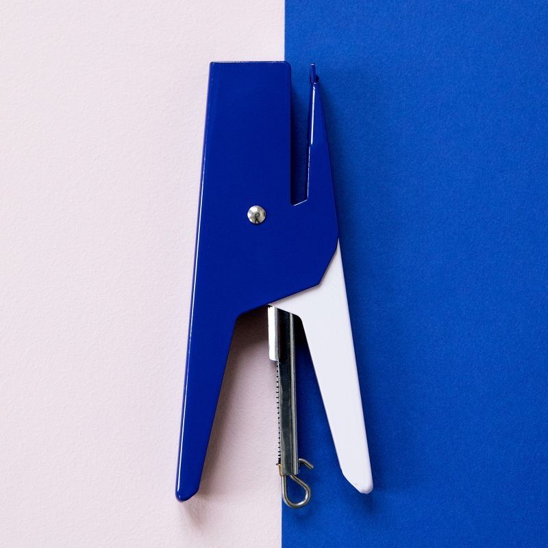 Agrafeuse cobalt-rose Papier Tigre mise en scène sur fond coloré