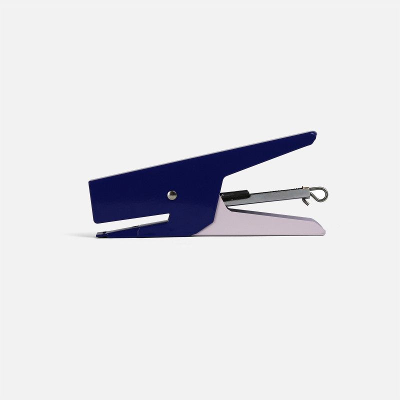 Agrafeuse cobalt-rose Papier Tigre vue de profil