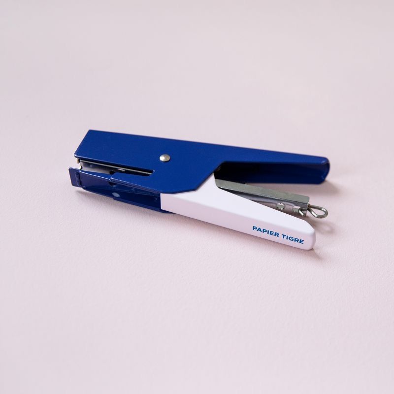 Agrafeuse cobalt-rose Papier Tigre vue de trois quarts