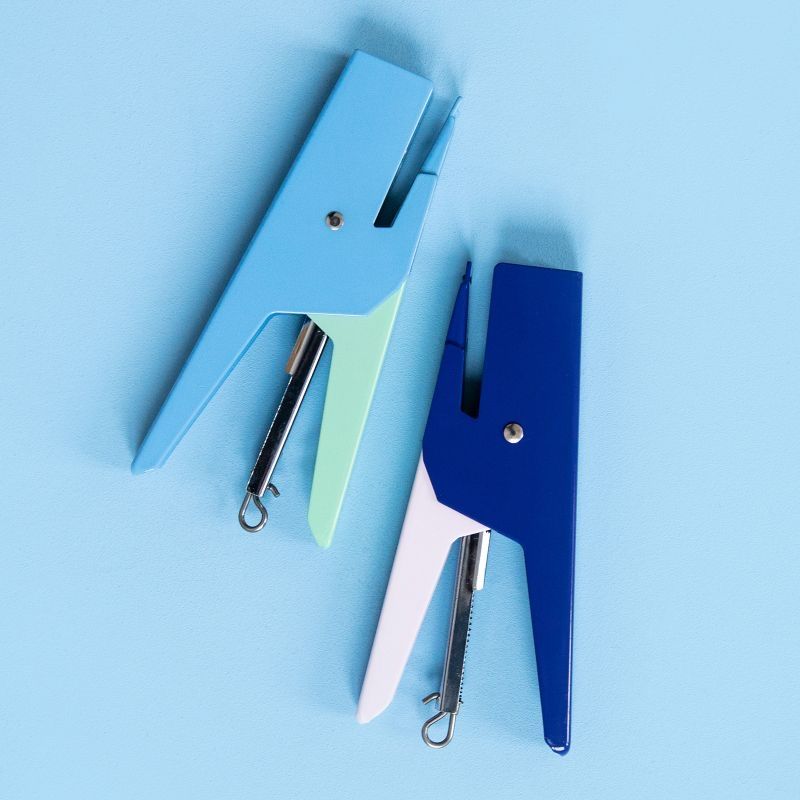 Agrafeuses bicolores bleu-vert et cobalt-rose Papier Tigre réunies