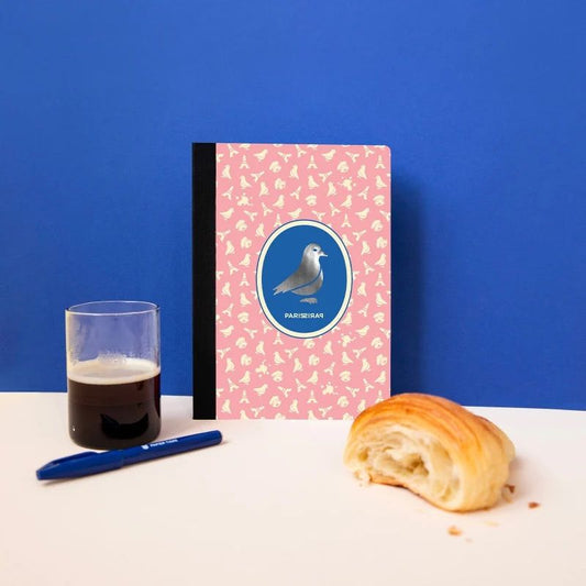 Carnet A5 Pigeon Papier Tigre présenté avec un café et un croissant