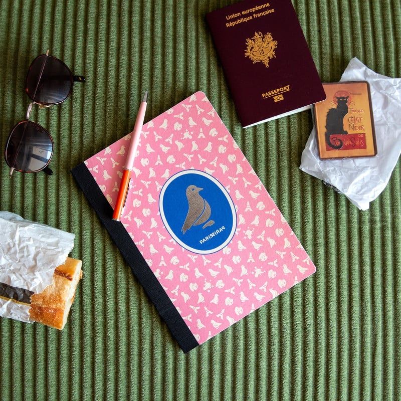 Carnet A5 Pigeon rose Papier Tigre posé avec des accessoires parisiens