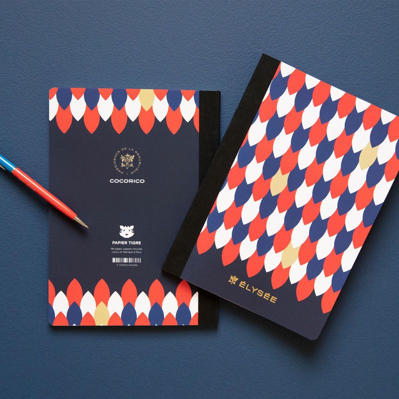 Carnets Élysée Cocorico Papier Tigre mis en scène sur fond bleu