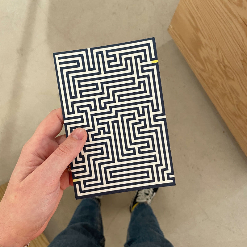 Carte A6 Labyrinthe Papier Tigre tenue en main