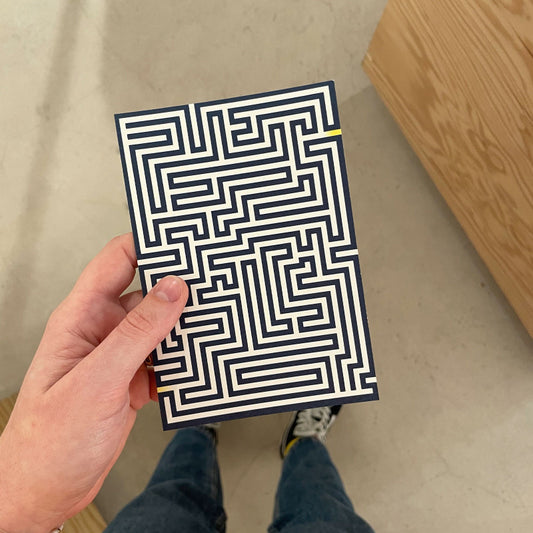 Carte A6 Labyrinthe Papier Tigre tenue en main